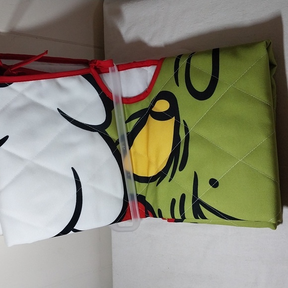 The Grinch Christmas tree skirt Hallmark NEW The Grinch Face - Picture 8 of 8